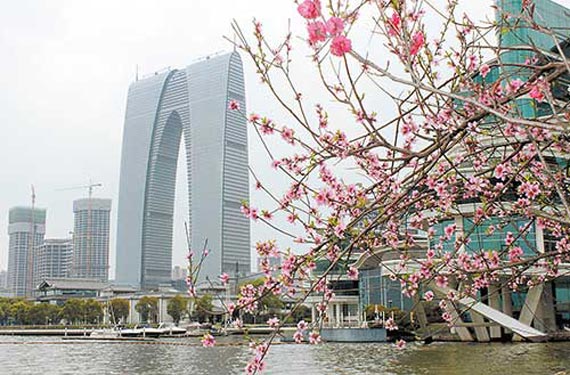 “东方之门”竣工